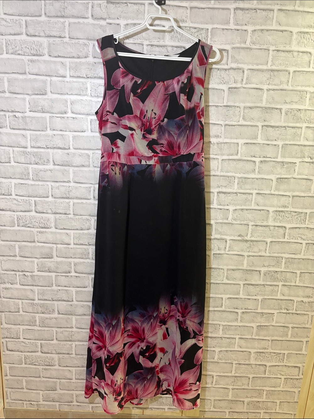 Cleo Sleeveless Floral Print Maxi Dress in Pink and Black, size 10- small mark
